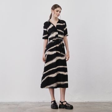 Vestito midi nero da donna in stampa animalier con fusciacca