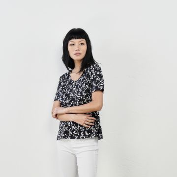 T-shirt blu con maniche corte e stampa floreale