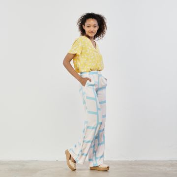 Pantaloni bianchi e azzurri stampa geometrica