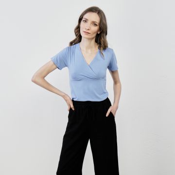 T-shirt azzurra mezze maniche con scollo incrociato