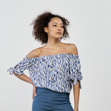 Top blu con scollo arricciato e maniche con fiocchi