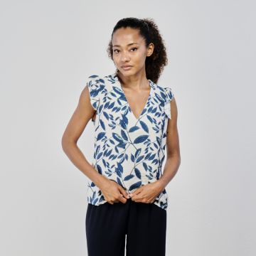 Top bianco con scollo con volant e stampa floreale