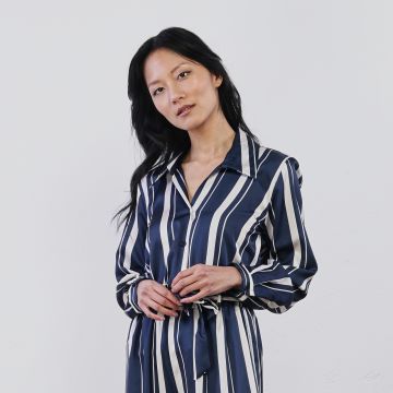 Camicia bianca e blu a righe da donna con bottoni