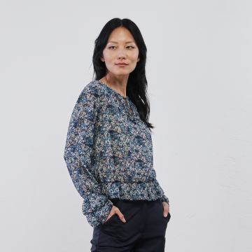 Blusa azzurra da donna in fantasia floreale con scollo con laccio