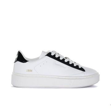 Sneakers bianche e nere con suola platform e inserti a contrasto