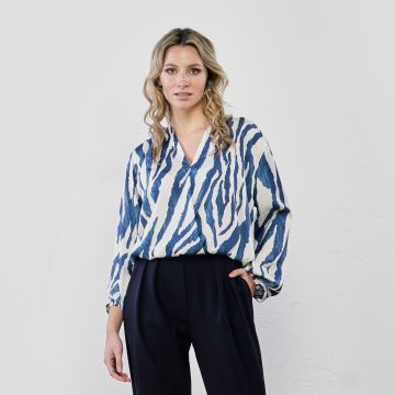 Blusa bianca e blu stampa animalier con scollo a V