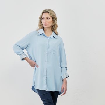 Camicia azzurra oversize con polsini con strass