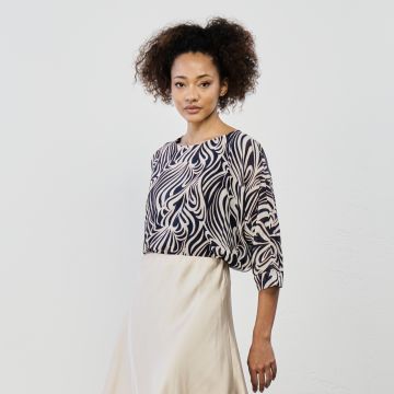 Blusa nera in fantasia floreale