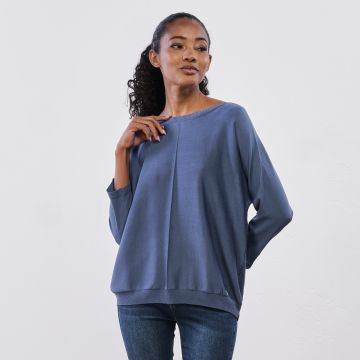 Maglione blu da donna con scollo a barca e dettagl
