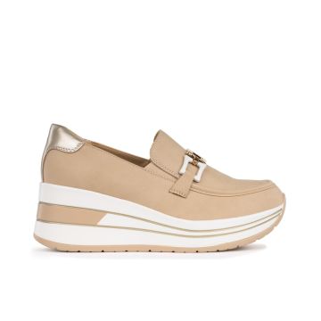 Mocassini beige casual con zeppa e morsetto