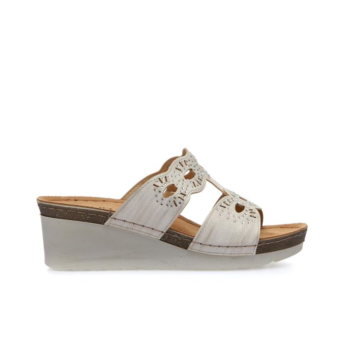 Sandali beige in pelle con zeppa