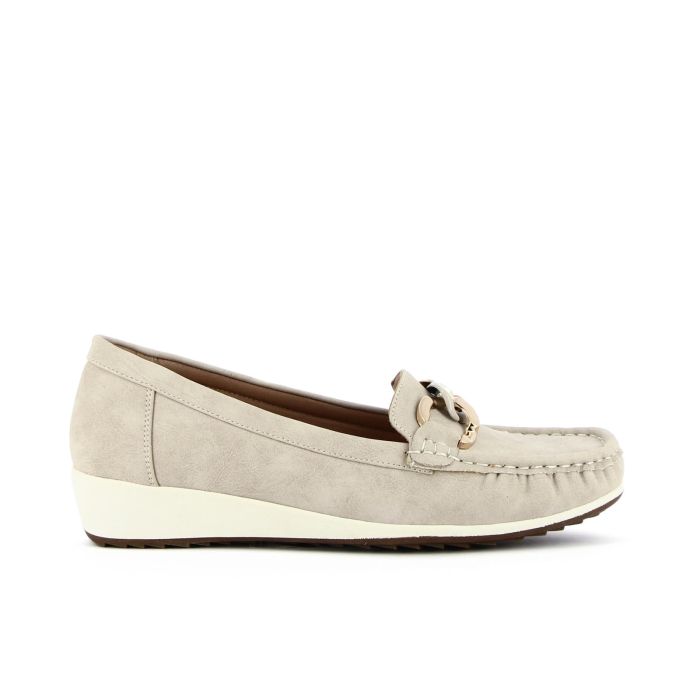 Mocassini beige comfort con zeppina e catena