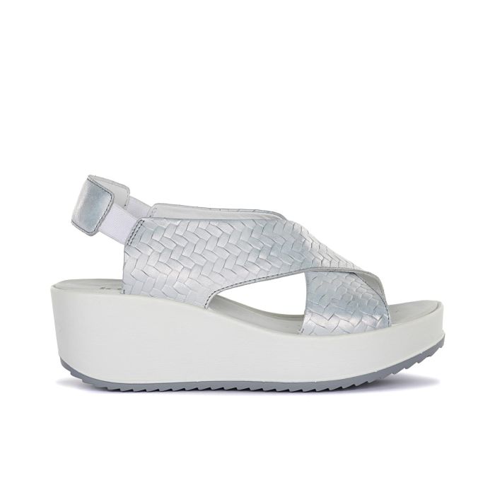 Sandali argento da donna in pelle con fasce a incrocio e zeppa