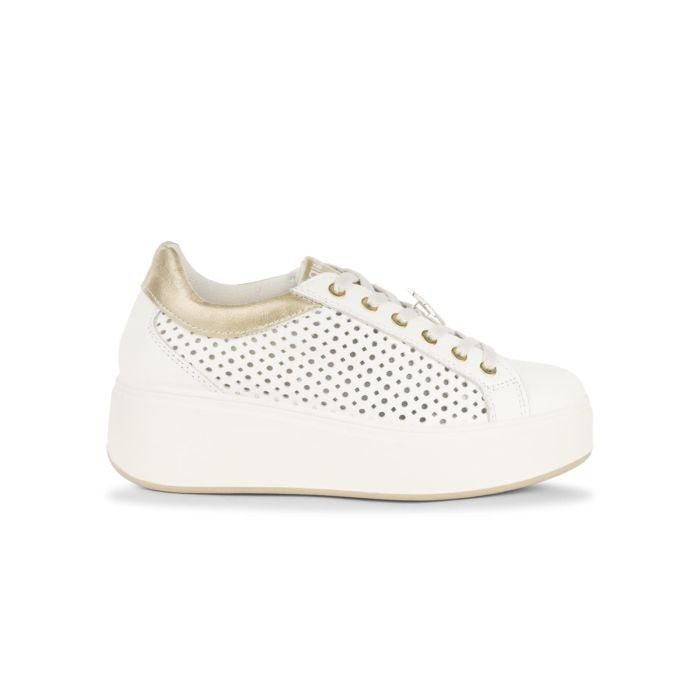 Sneakers Igi&Co bianche traforate da donna con suola platform e charms sui lacci