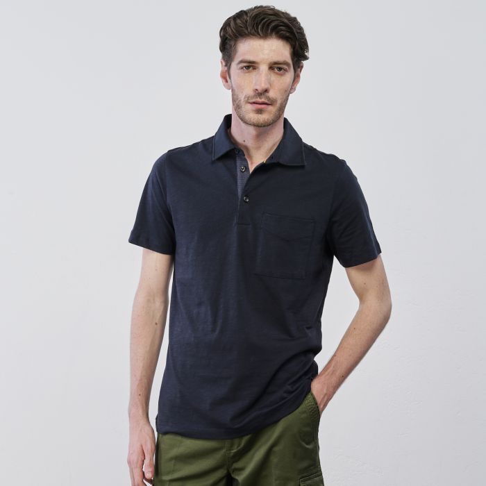 Polo blu da uomo con maniche corte e taschino