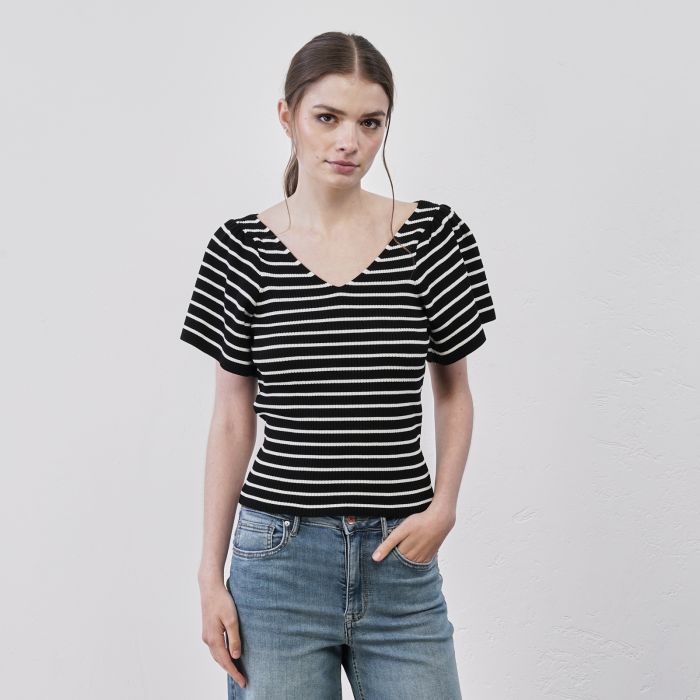 T-shirt nera e bianca a righe con mezze maniche
