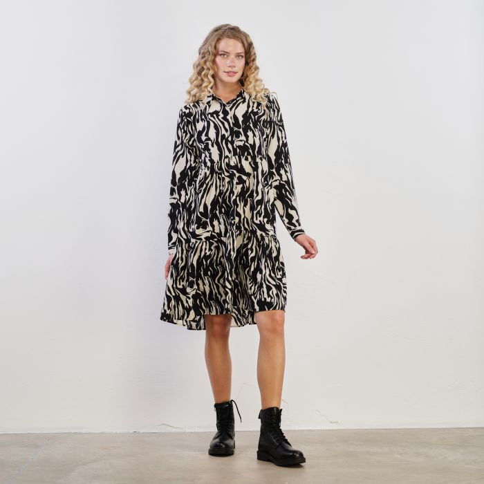 Abito bianco e nero con maxi balza