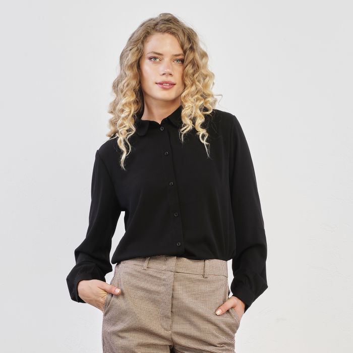 Camicia nera tinta unita con maniche morbide