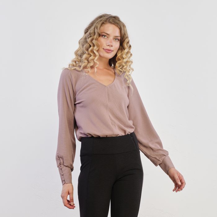 Blusa rosa con bottoncini sui polsini