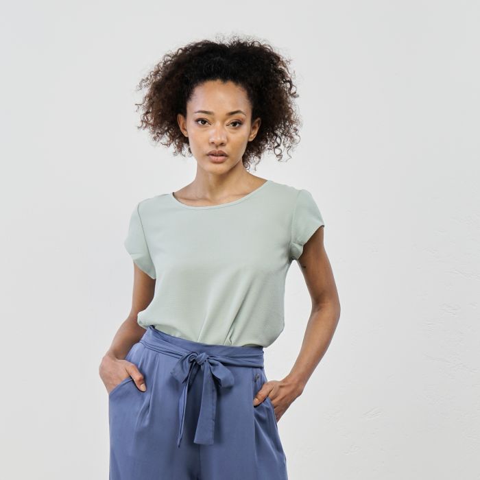 Top verde con maniche corte