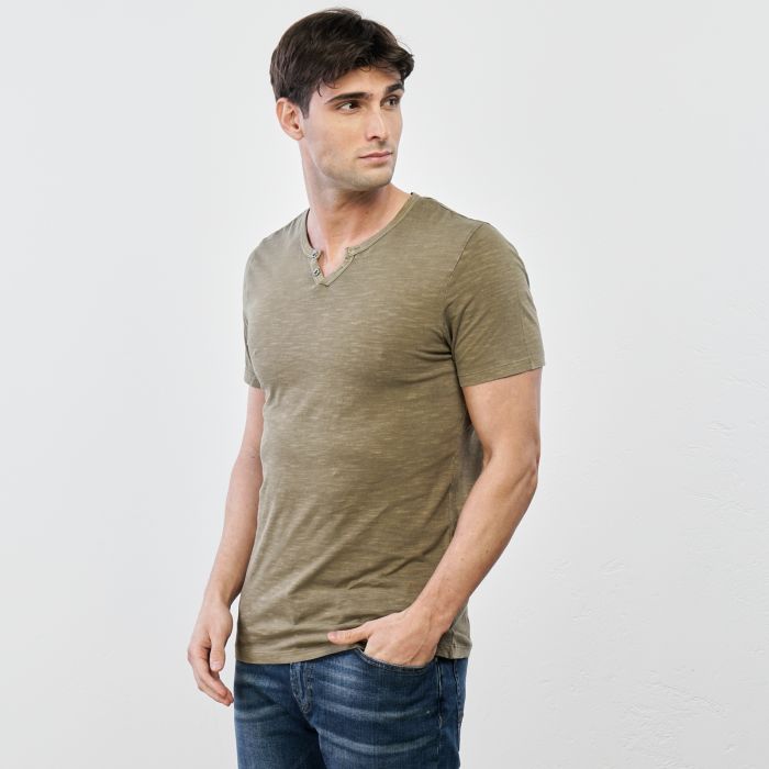 T-shirt verde con maniche corte e bottoncini