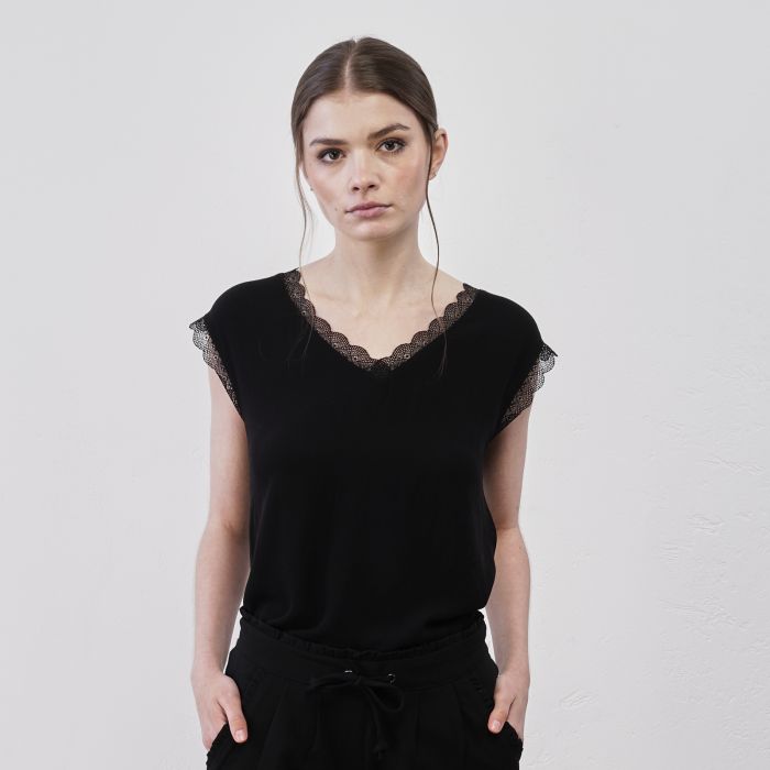 Top nero con scollo a V e inserti in pizzo