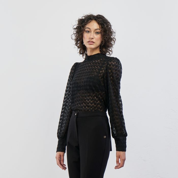 Blusa nera in pizzo con maniche a sbuffo