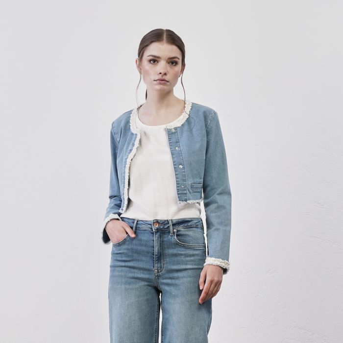 Giacca corta azzurra in denim da donna con bordini con fiori