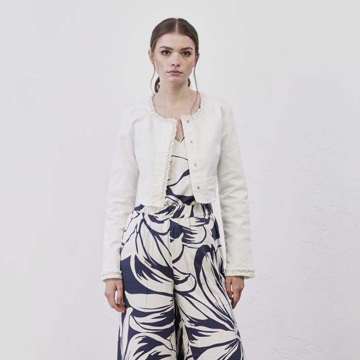 Giacca corta bianca in denim da donna con bordini con fiori