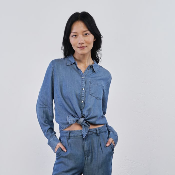 Camicia azzurra da donna in tessuto effetto denim con bottoni