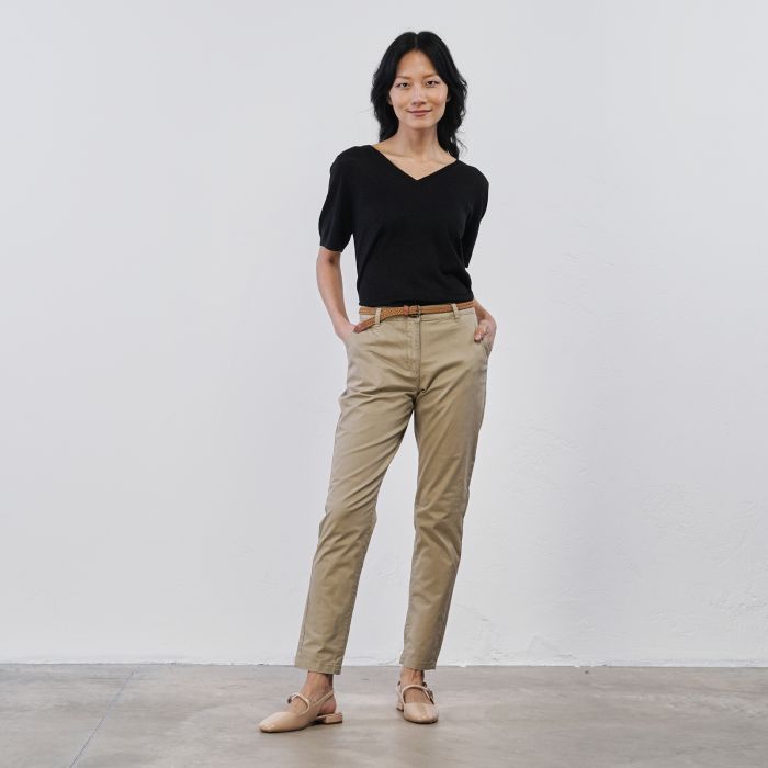 Pantaloni lunghi beige da donna con tasche e cintura