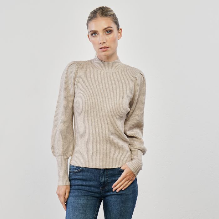 Dolcevita beige con maniche a sbuffo