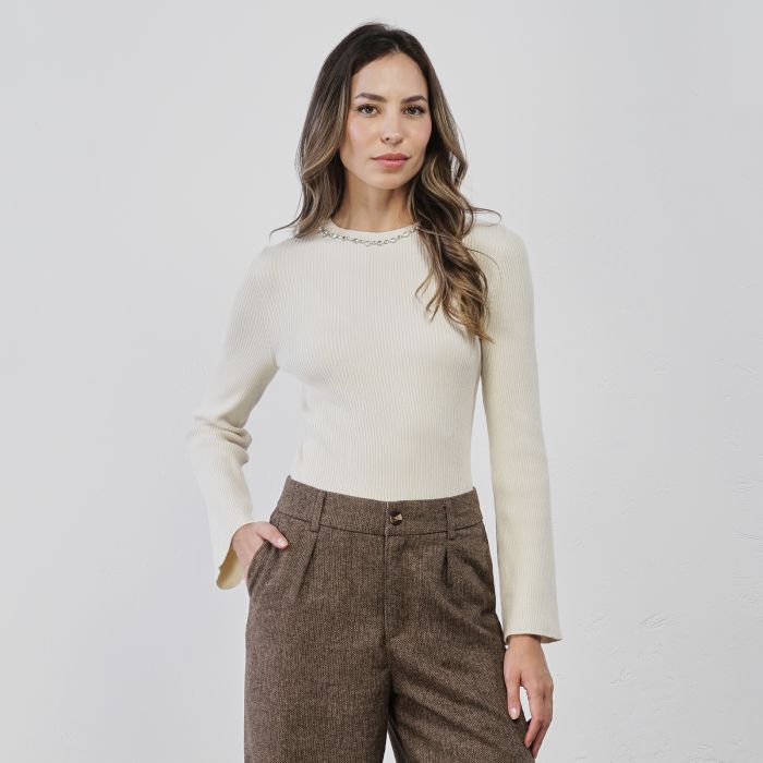 Maglia bianca da donna con dettaglio pietre gioiello su scollo