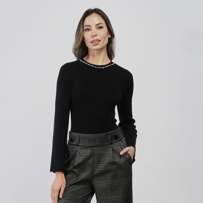 Maglia nera da donna con dettaglio pietre gioiello su scollo