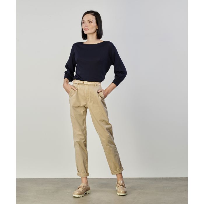 Pantaloni beige con cintura intrecciata in paglia