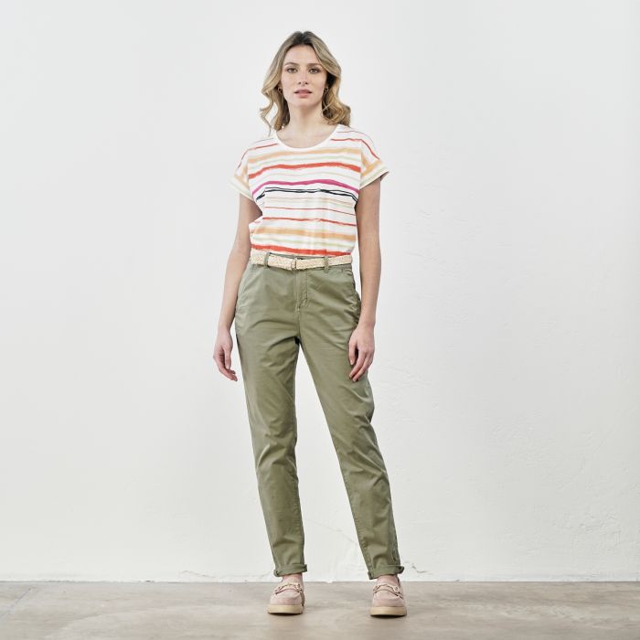 Pantaloni verdi con cintura intrecciata in paglia