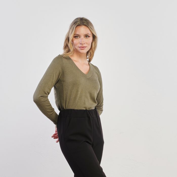 Maglioncino leggero verde con scollo a V