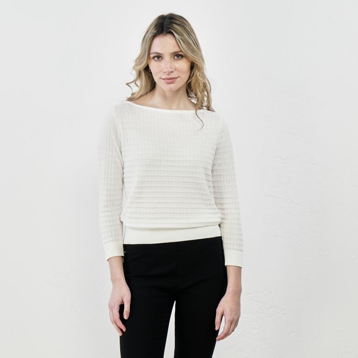 Maglia bianca con scollo a barchetta