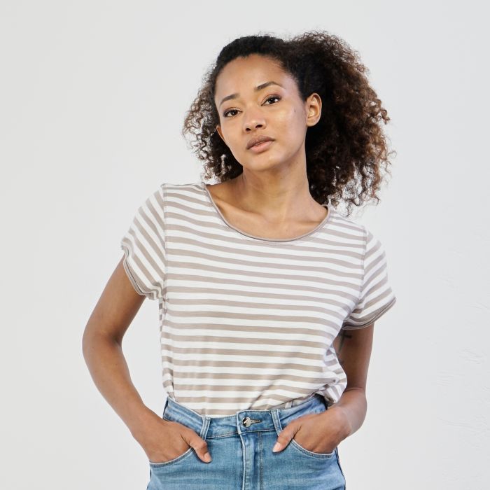 T-shirt beige e bianca mezze maniche a righe