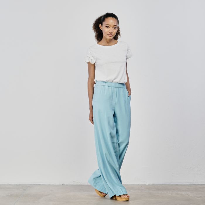 Pantaloni azzurri ampi con fascia elasticizzata in vita