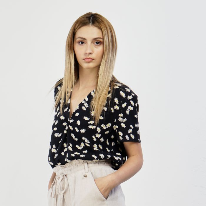 Top blu maniche corte in fantasia a fiori