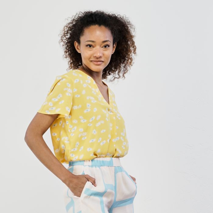 Top giallo maniche corte in fantasia a fiori