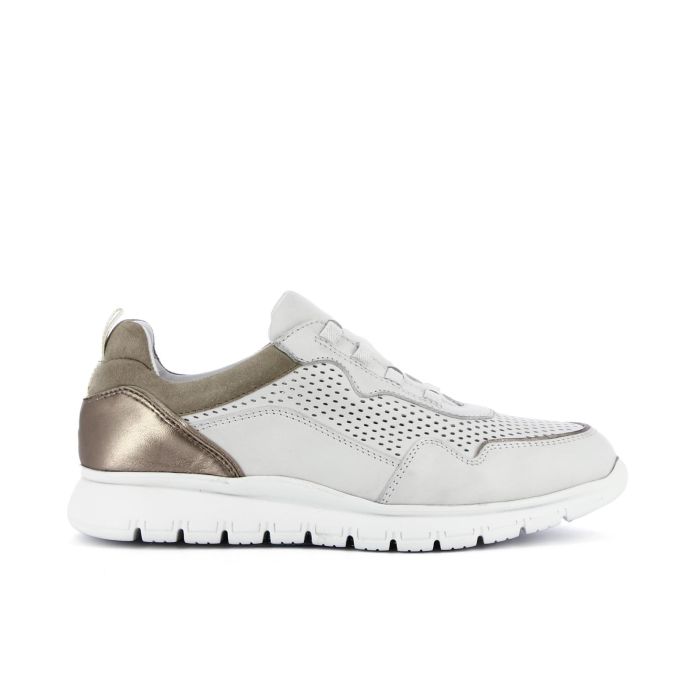 Sneakers slip-on bianche traforate con suola dentellata