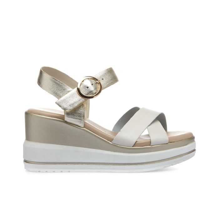 Sandali beige in pelle con zeppa e cinturino laminato