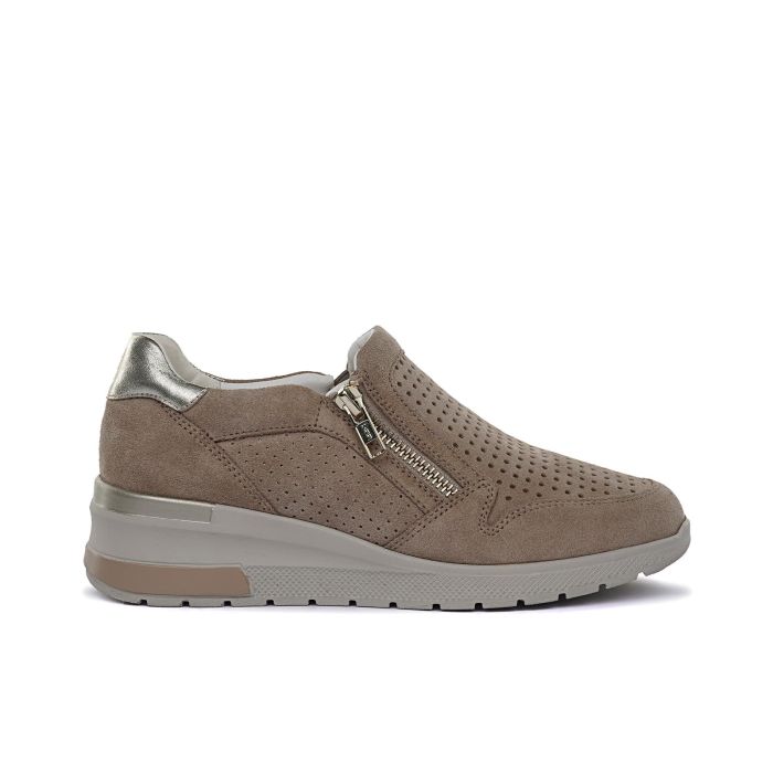 Sneakers beige slip-on traforate in pelle con zip e zeppina
