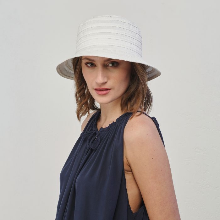 Cappello bianco in tessuto