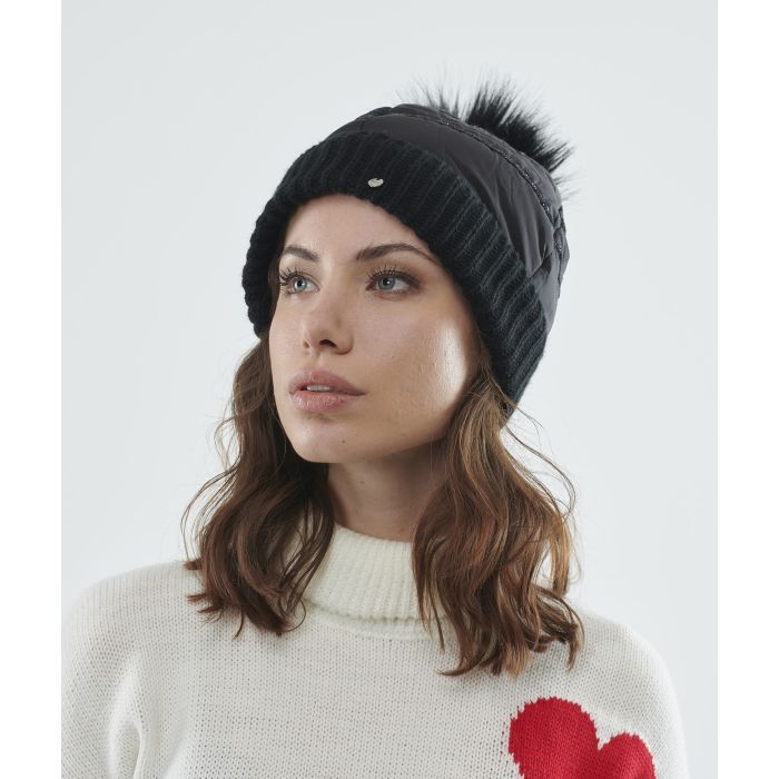 Cappello nero con imbottitura