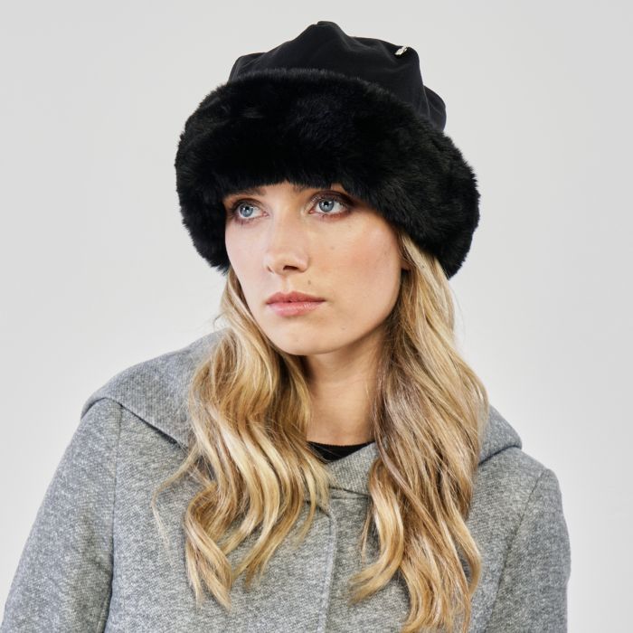 Cappello nero modello colbacco con bordo in peluche
