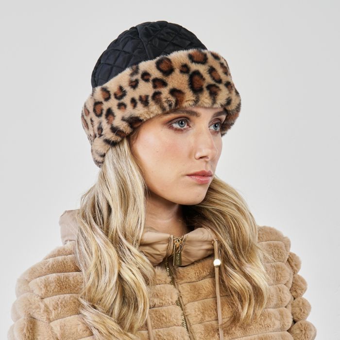 Cappello nero trapuntato con bordo in peluche fantasia animalier