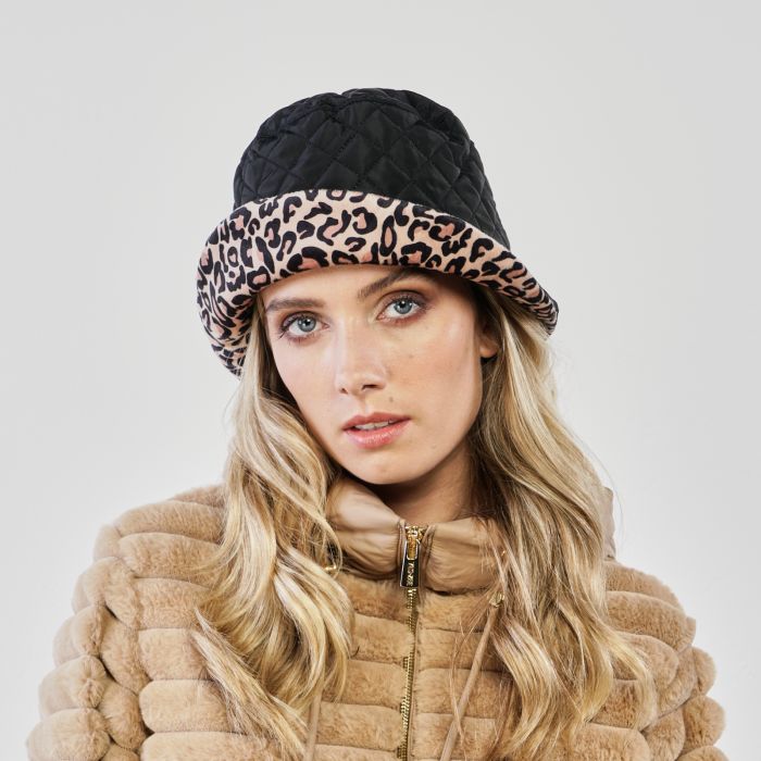 Cappello nero trapuntato con bordo in fantasia animalier